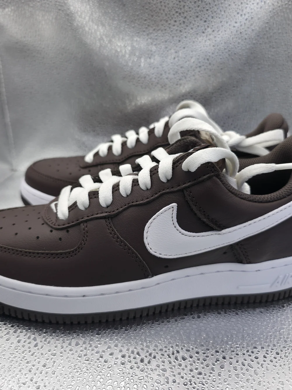 Nike Men’s Brown Low-Top Sneakers with White Swoosh 5.5m/7w